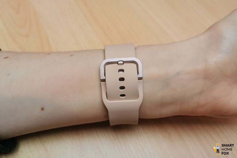 Man sieht das Armband der Galaxy Watch 4.
